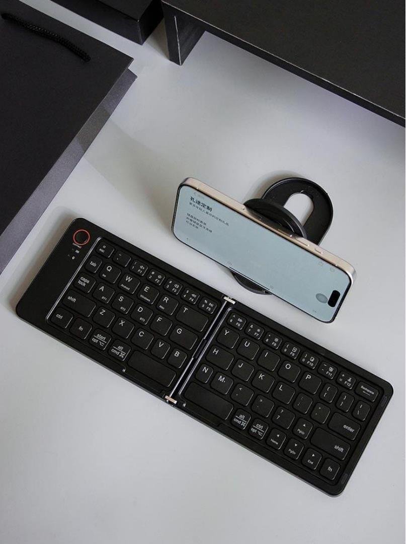 B023Wireless Bluetooth Folding Keyboard plasticMagnetictype